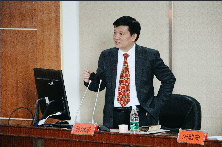 图为蒋洪新教授